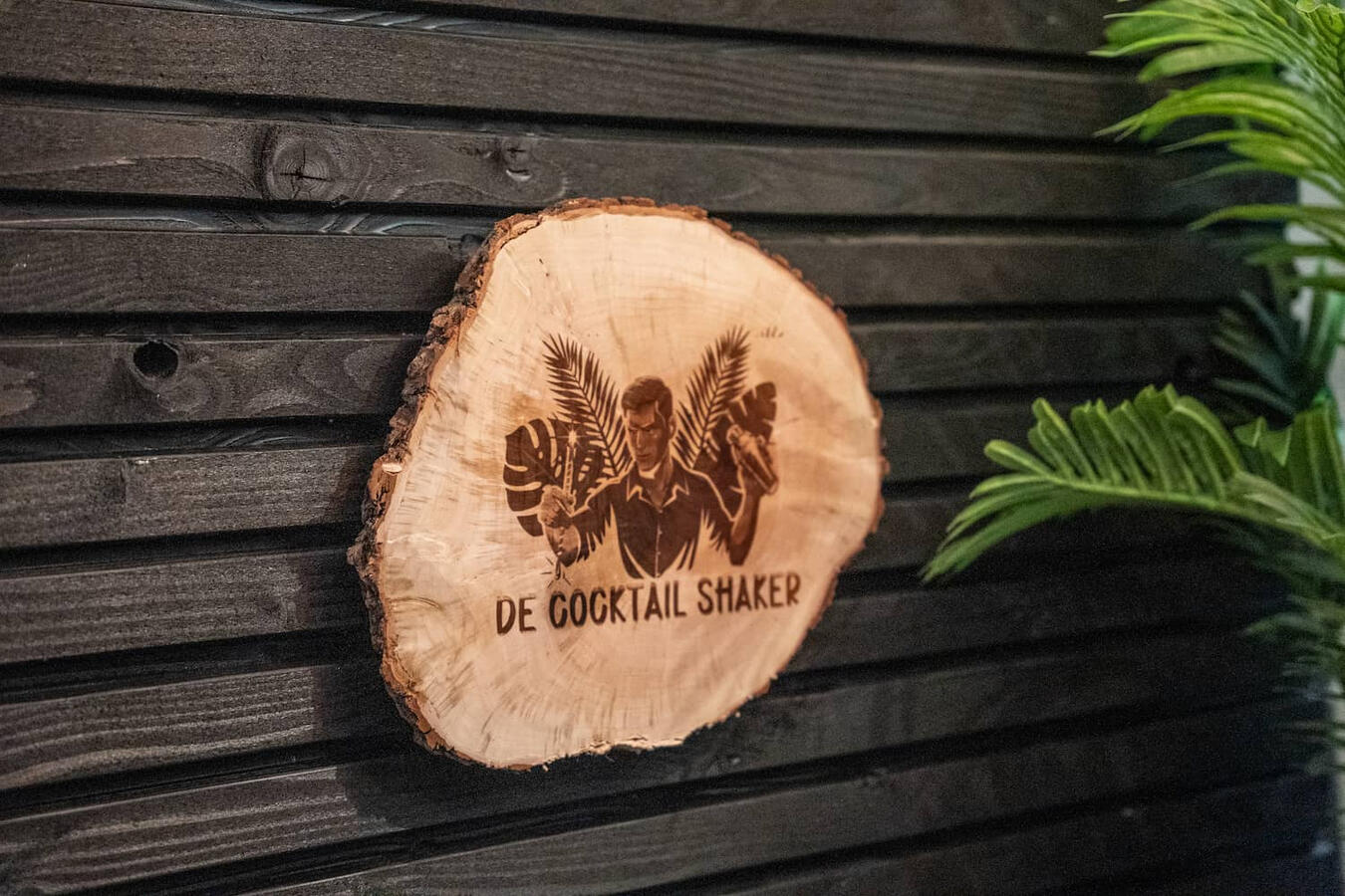Jouw professionele cocktailbar in Rotterdam – Klaar voor actie Professionele mobiele cocktailbar met eigen logo opgesteld voor een evenement in Rotterdam. Klaar voor het schudden van cocktails op locatie in Zuid-Holland.