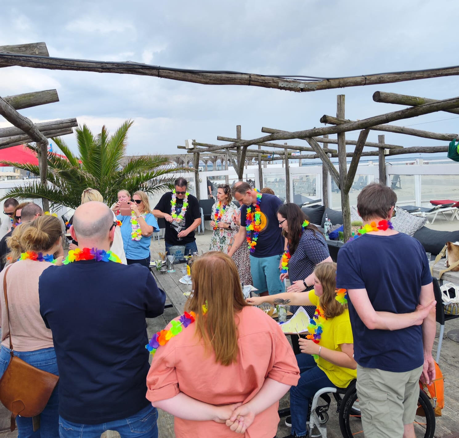 Zelf cocktails mixen en proeven Gezellige groep collega's aan de slag met shakers en verse ingrediënten tijdens een workshop in Hoek van Holland.