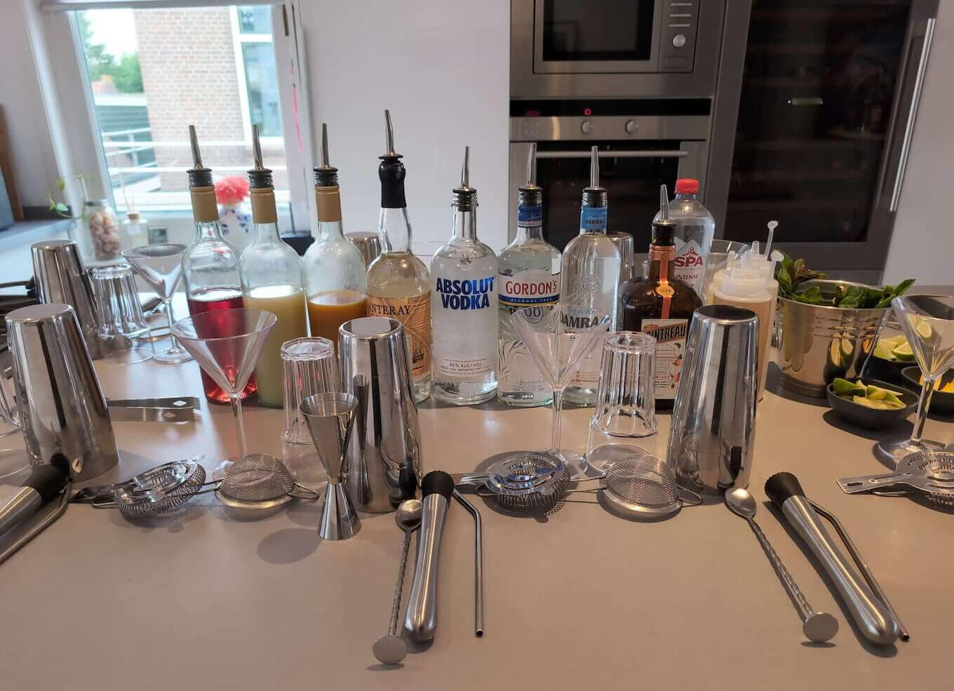 Elke deelnemer heeft een eigen werkplek: alle materialen binnen handbereik voor die perfecte shake. Interactieve cocktail workshop station in Rotterdam – leren mixology technieken met eigen shaker set