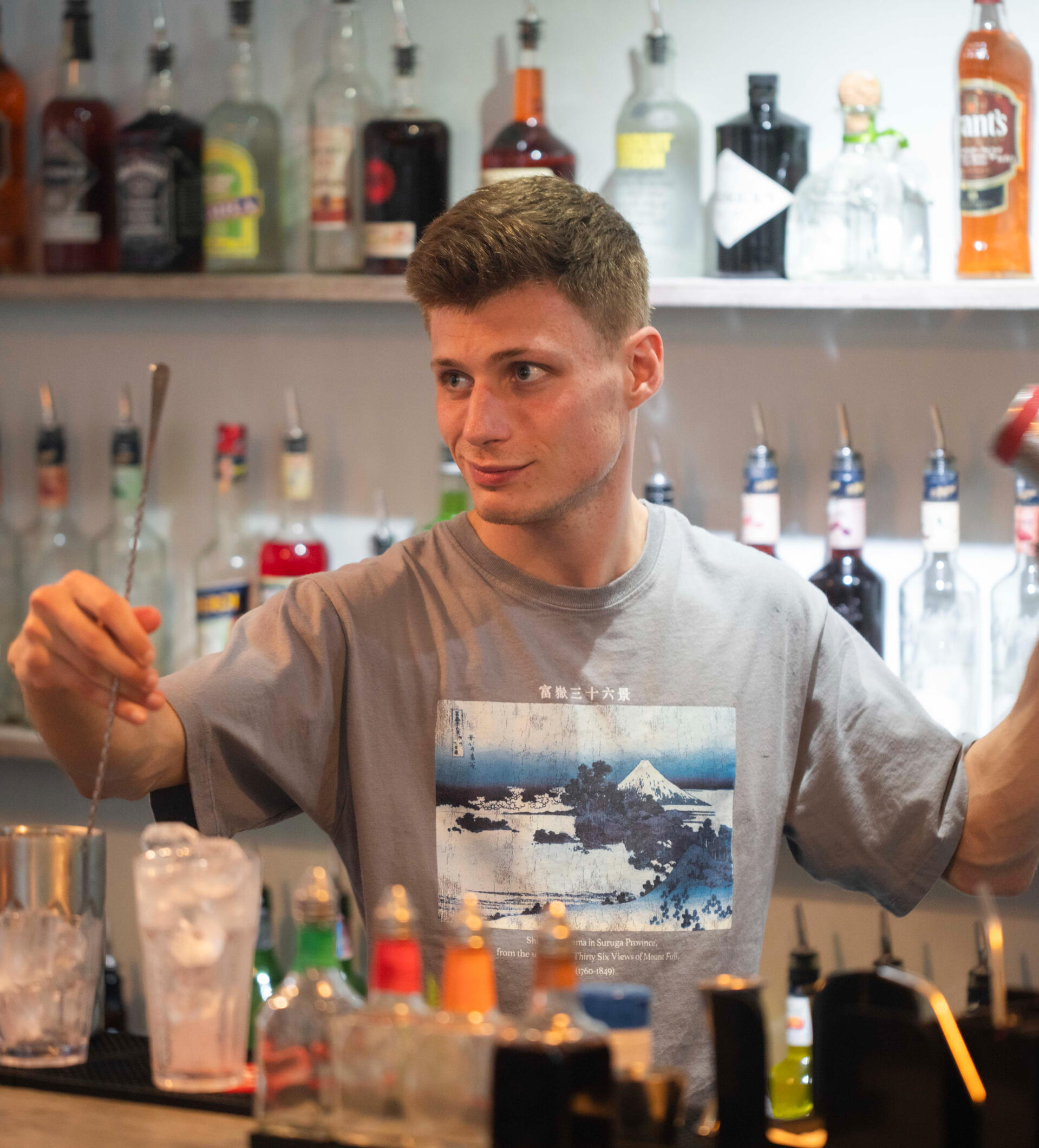 Cocktails op je bruiloft of tuinfeest Stijlvolle mobiele cocktailbar van De Cocktail Shaker tijdens een bruiloft op locatie in Zuid-Holland.