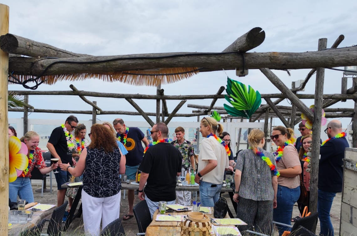 Leren shaken van een professional Bartender van De Cocktail Shaker geeft uitleg tijdens een interactieve cocktail workshop op locatie.